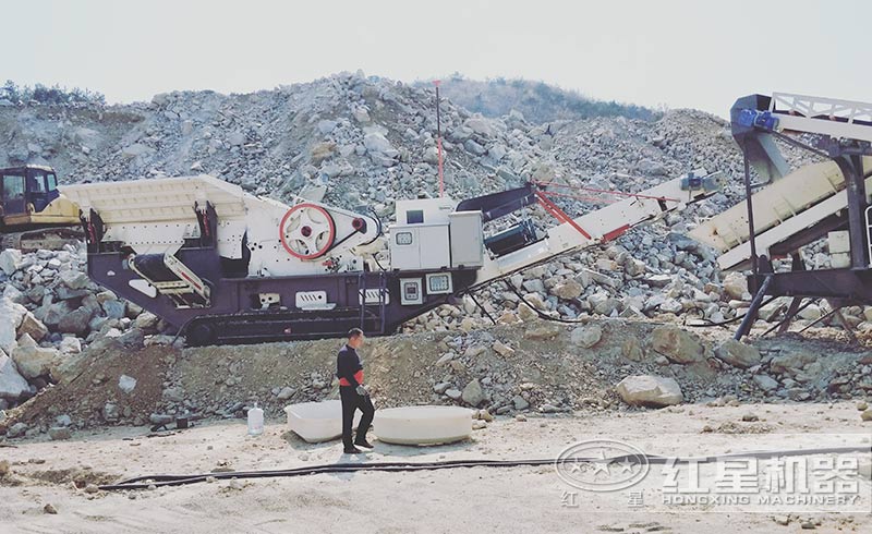 時(shí)產(chǎn)二三百噸的移動石子破碎機(jī)作業(yè)現(xiàn)場