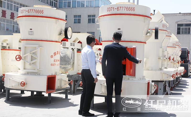 技術(shù)人員為客戶講解鋁礬土磨粉機(jī)